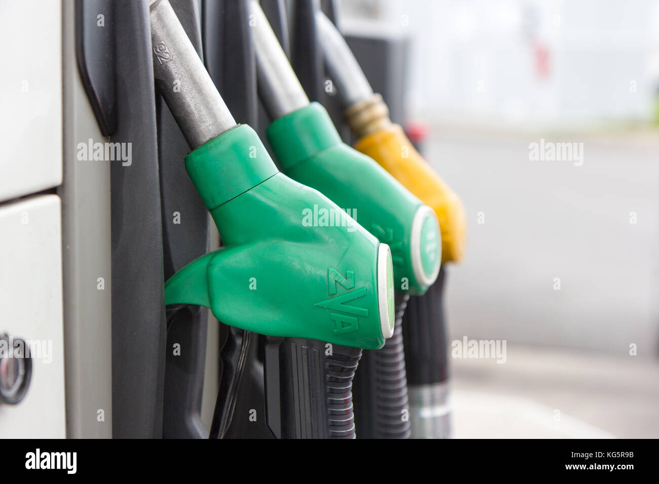 Gasfüllung Düsen (Waffen) an einer Tankstelle. Stockfoto