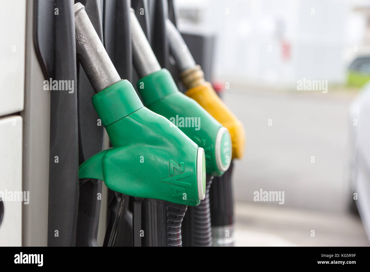 Gasfüllung Düsen (Waffen) an einer Tankstelle. Stockfoto