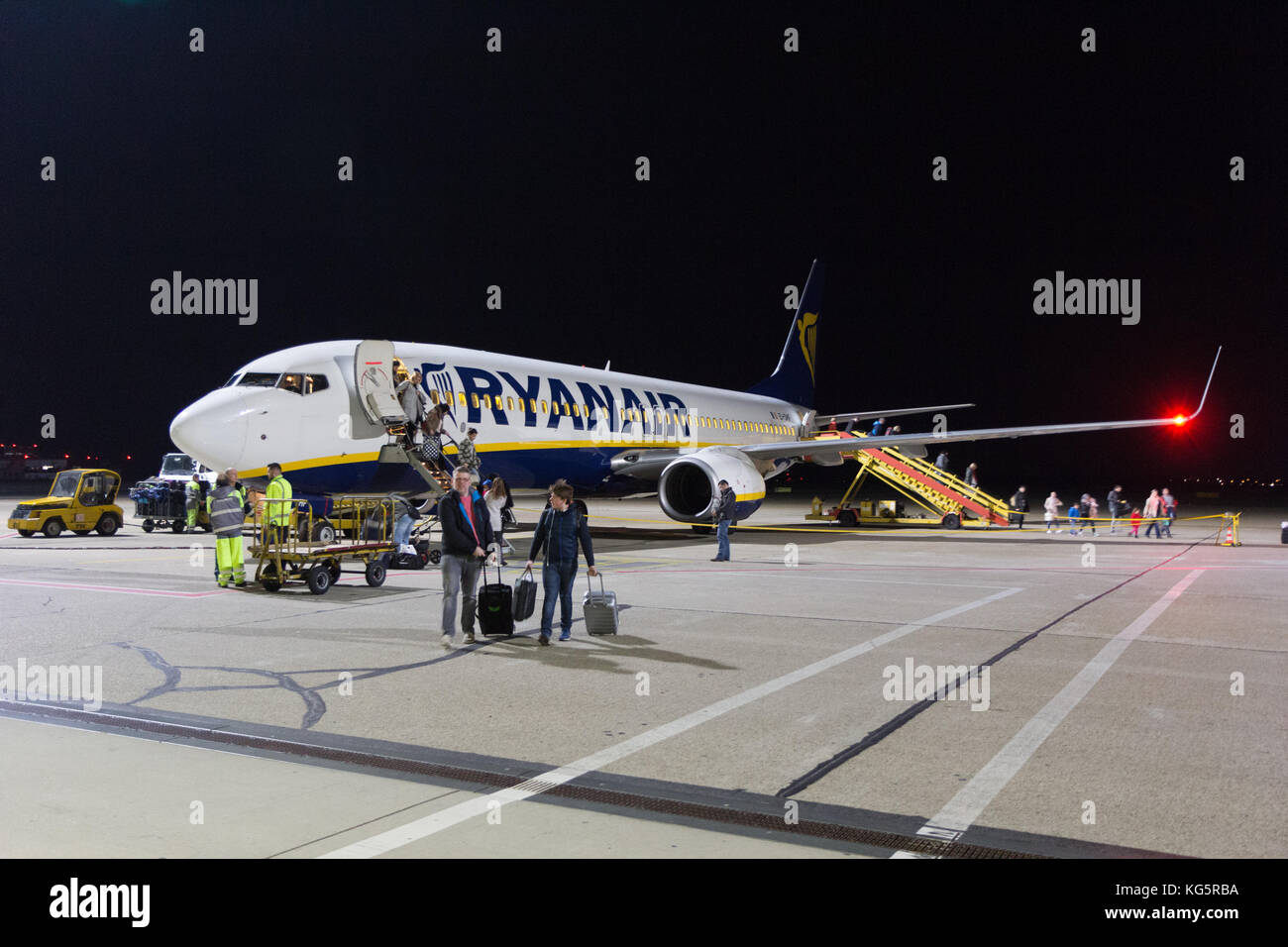 Eine Ryanair Boeing 737-800 Flugzeuge am Flughafen Bratislava Start- und Landebahn in der Nacht geparkt. Die Menschen sind zu Fuß aus dem Flugzeug. Stockfoto