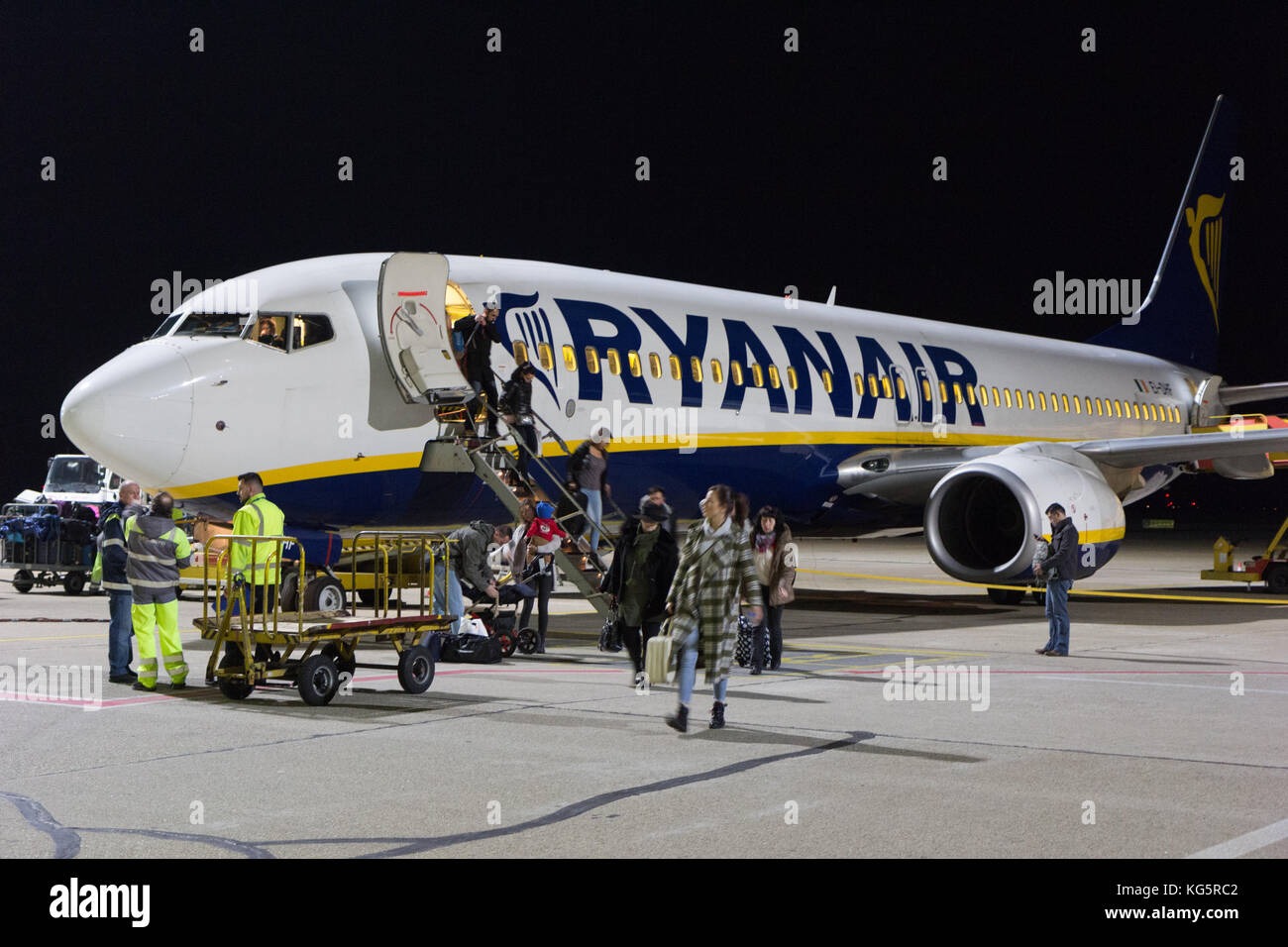 Eine Ryanair Boeing 737-800 Flugzeuge am Flughafen Bratislava Start- und Landebahn in der Nacht geparkt. Die Menschen sind zu Fuß aus dem Flugzeug. Stockfoto