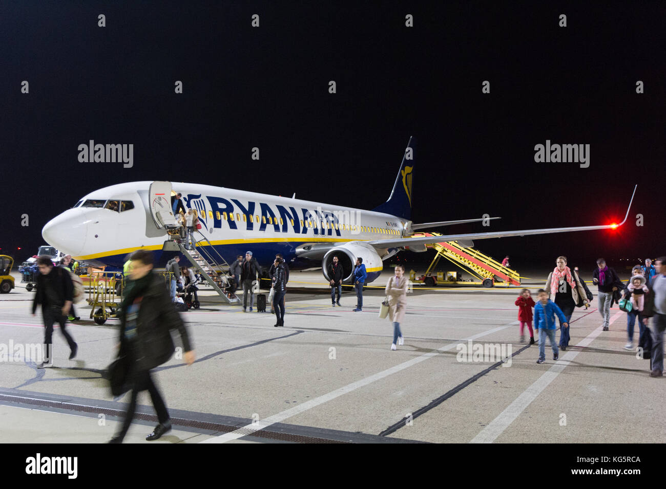 Eine Ryanair Boeing 737-800 Flugzeuge am Flughafen Bratislava Start- und Landebahn in der Nacht geparkt. Die Menschen sind zu Fuß aus dem Flugzeug. Stockfoto