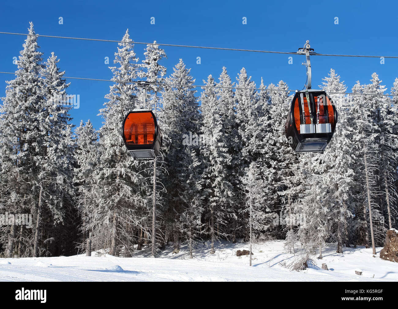 Aussicht auf zwei Seilbahn Kabinen und schneebedeckte Bäume im berühmten Skigebiet Fichte. Stockfoto