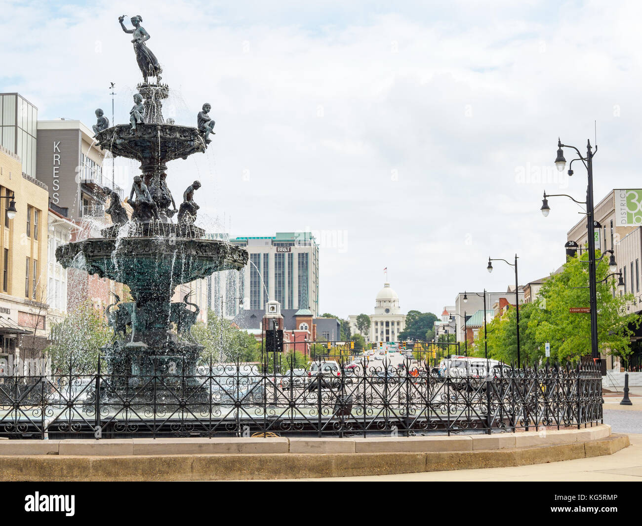 Schöne Court Square Brunnen in den späten 1800er mit dem Alabama State Capital Gebäude im Hintergrund gebaut. Montgomery Alabama USA. Stockfoto