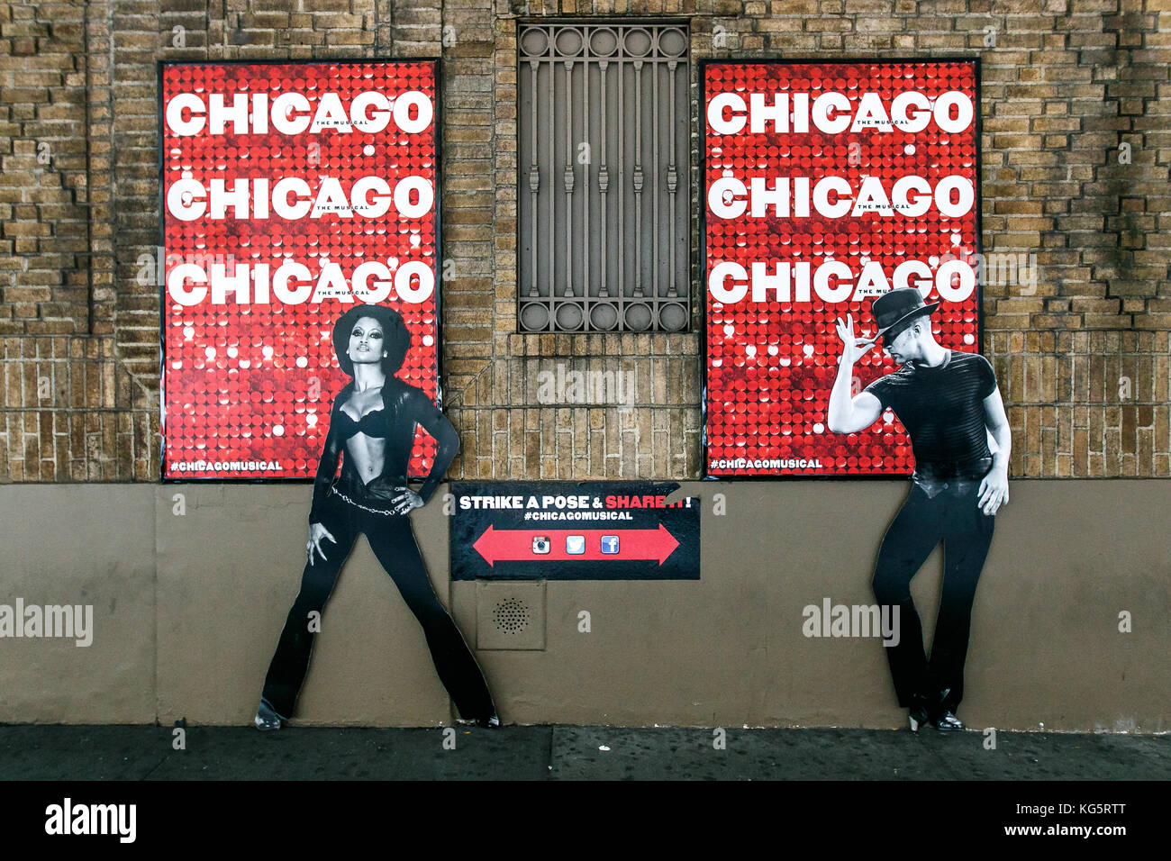 Schild an der Außenseite des Ambassador Theater lädt Passanten ein posieren für ein Foto. Das Theater inszeniert Chicago Das Musical. Stockfoto