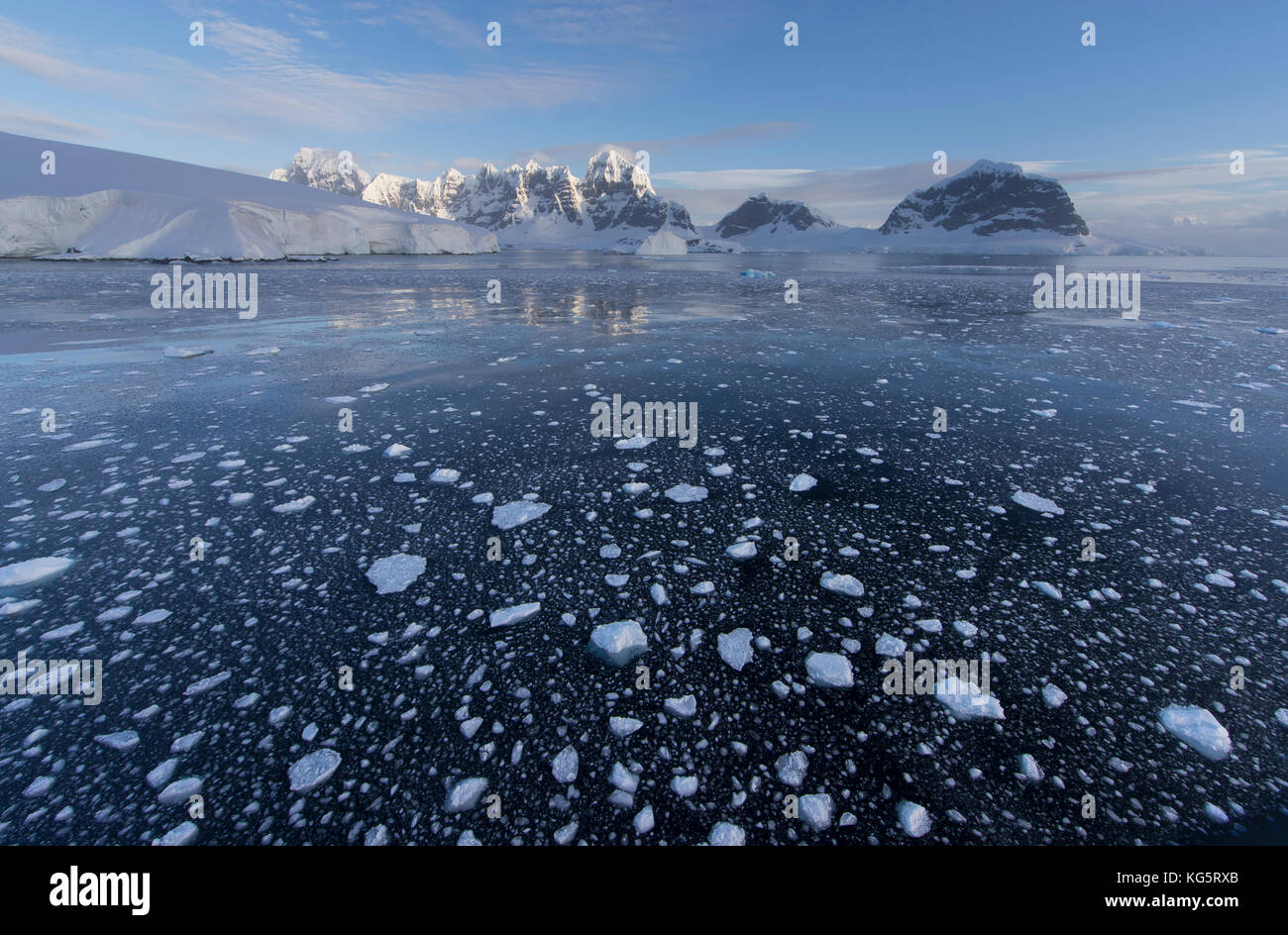 Packeis und Landschaft, Antarktis Stockfoto