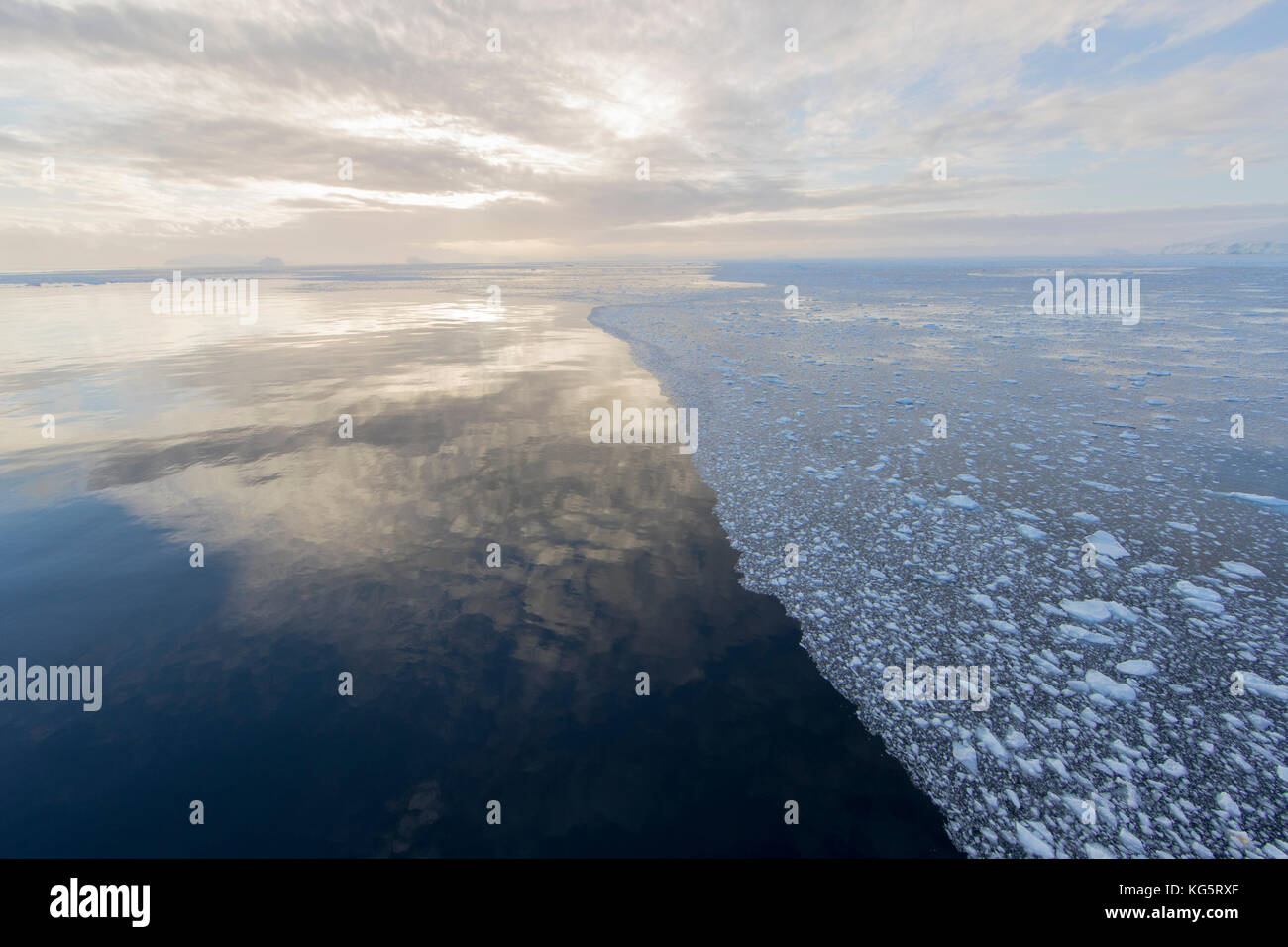 Packeis und Landschaft, Antarktis Stockfoto