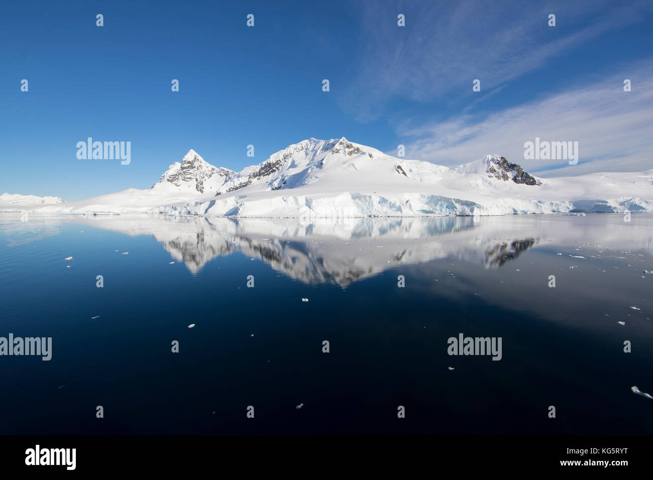 Unberührte Berge und Reflexionen der Antarktis Stockfoto