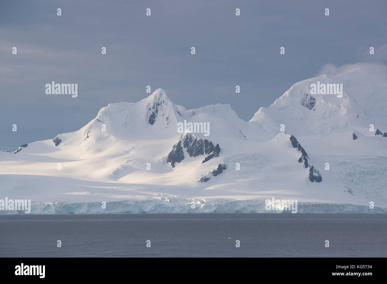 Verschneite Berggipfel, Antarktis Stockfoto