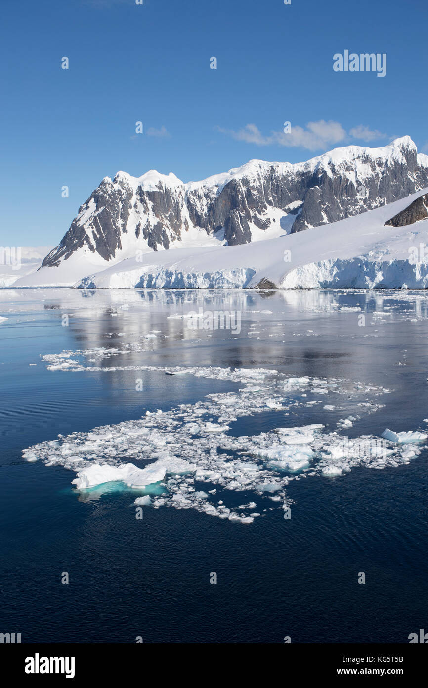 Die schneebedeckten Berge, Lemaire Kanal, Antarktis Stockfoto