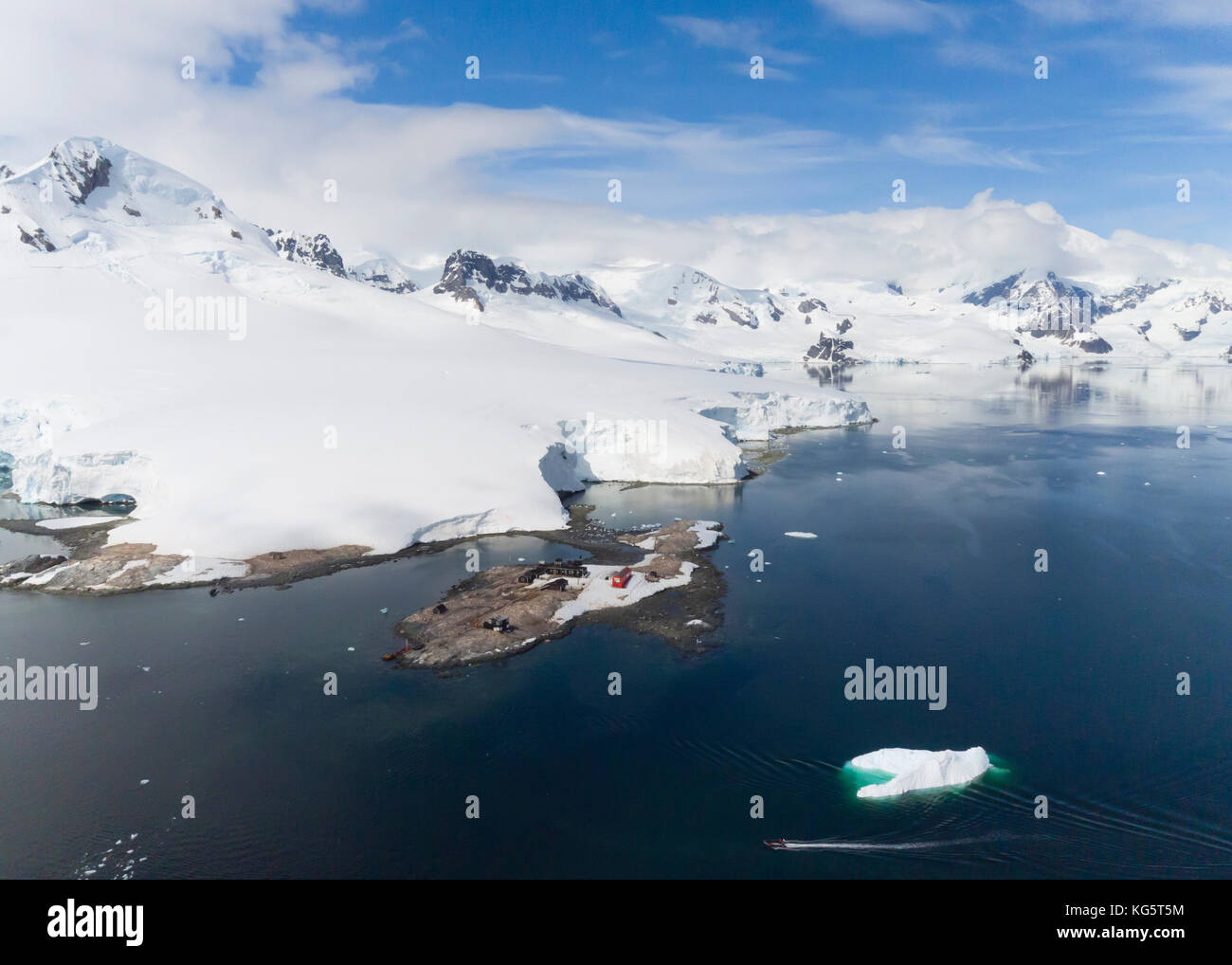 Antenne Waterboat Point und González Videla Antarktisstation, Paradies, Hafen, in der Antarktis. Stockfoto