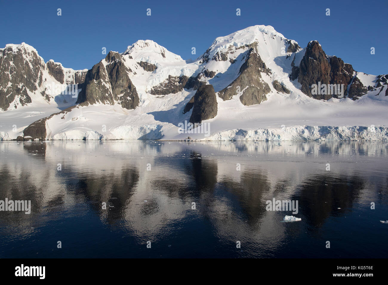 Berge, Schnee und Reflexionen, Antarktis Stockfoto