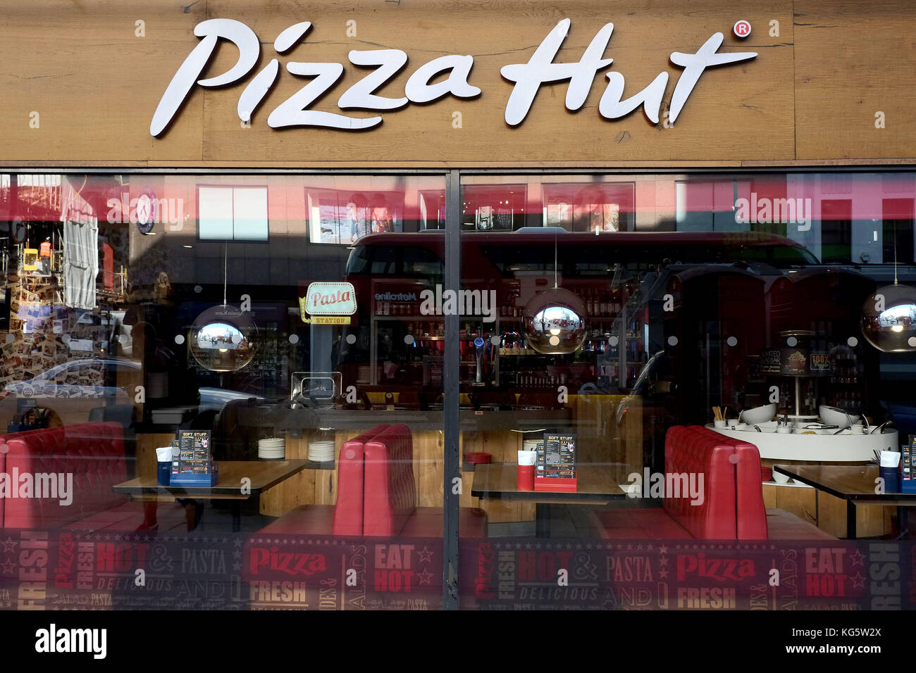 Pizza Hut ist eine amerikanische Restaurantkette und internationale Franchise-Kette, die 1958 von Dan und Frank Carney gegründet wurde. Stockfoto