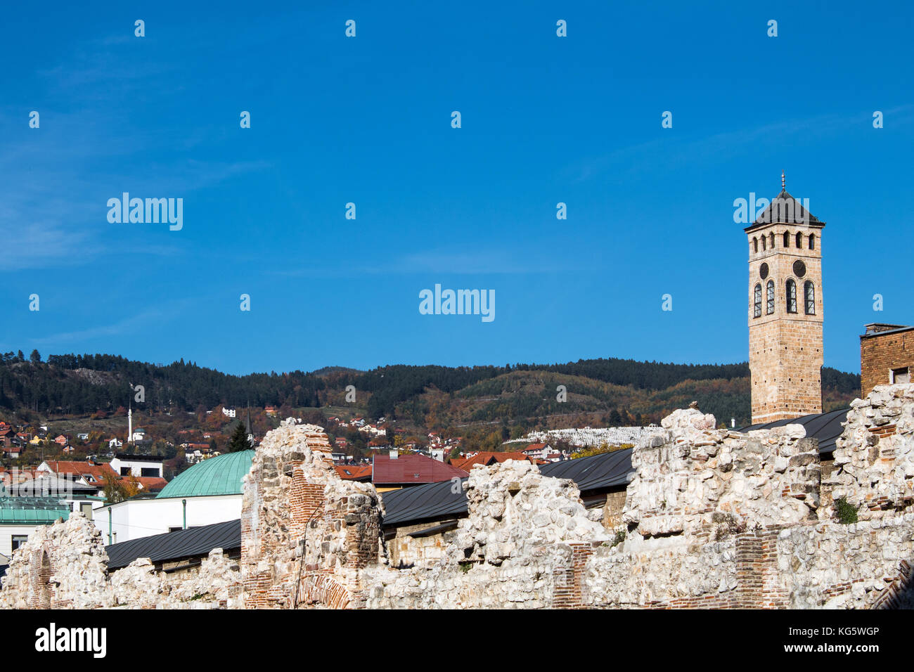 Der alte Uhrturm im Zentrum von Sarajevo mit blauem Himmel im Hintergrund Stockfoto