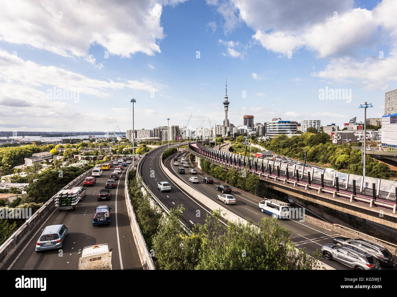 Starker Verkehr entlang der Spaghetti Kreuzung von verschiedenen Autobahnen in Auckland, Neuseelands größte Stadt an einem sonnigen Tag. Stockfoto