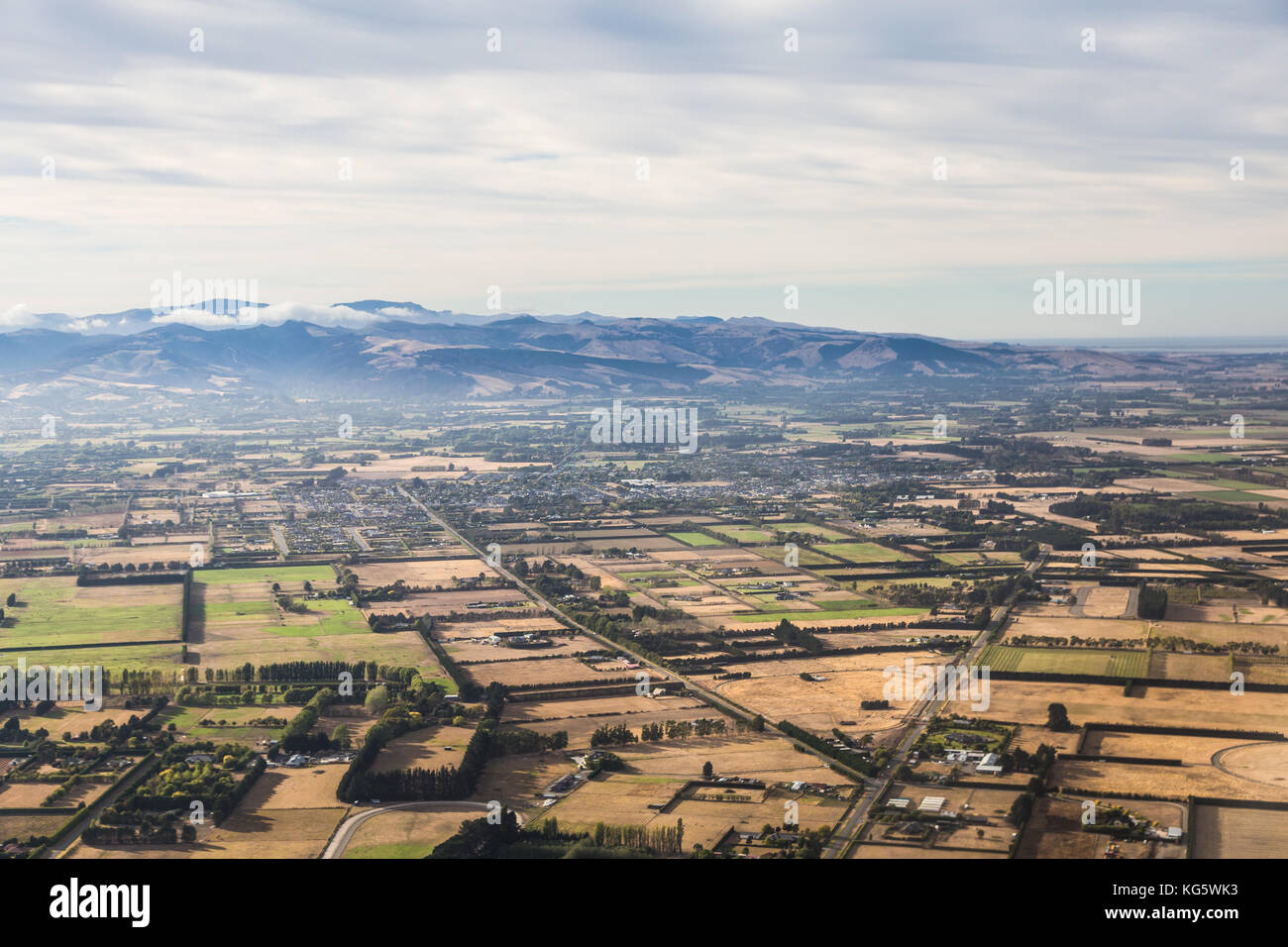 Luftaufnahme der Landschaft um Christchurch mit den Banken Halbinsel im Hintergrund in Neuseeland Südinsel. Stockfoto