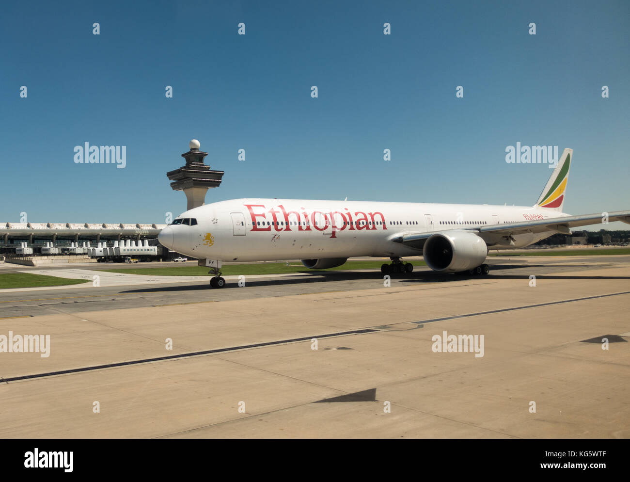 Eine Ethiopian Airlines Boeing 777-300ER (evtl. ET-APX) Ebene am Washington Dulles International Airport (IAD), Dulles, VA, Vereinigte Staaten rangieren. Stockfoto