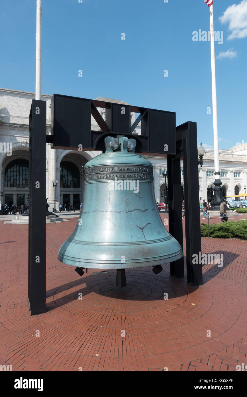 Die amerikanische Legion Freiheitsglocke außerhalb der Union Station, Washington DC, USA. Stockfoto