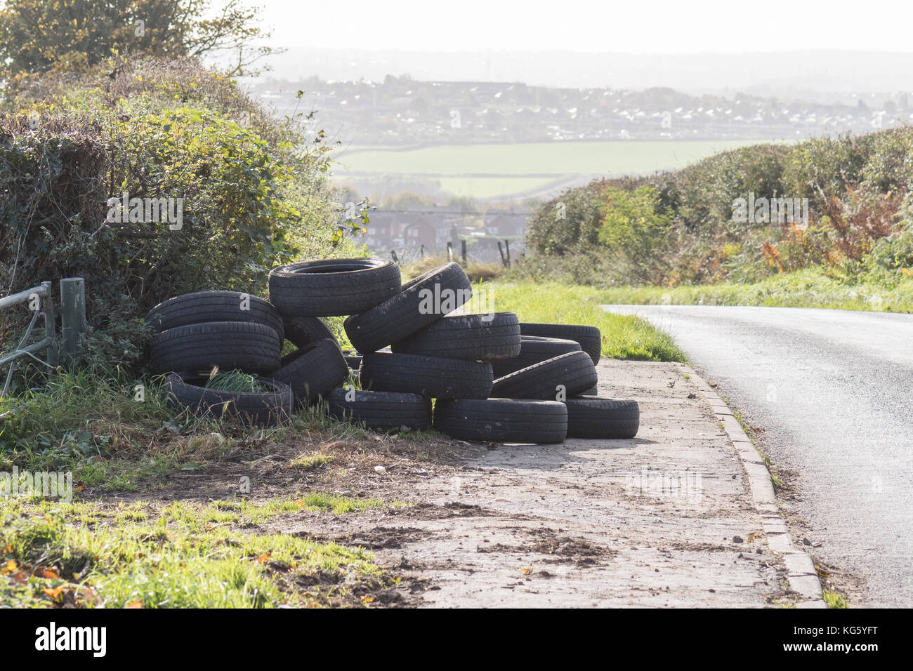 Fliegen Sie das Kippen von Reifen an der Seite einer Landstraße etwas außerhalb des Dorfes Barnburgh, Doncaster, South Yorkshire, England, Großbritannien Stockfoto