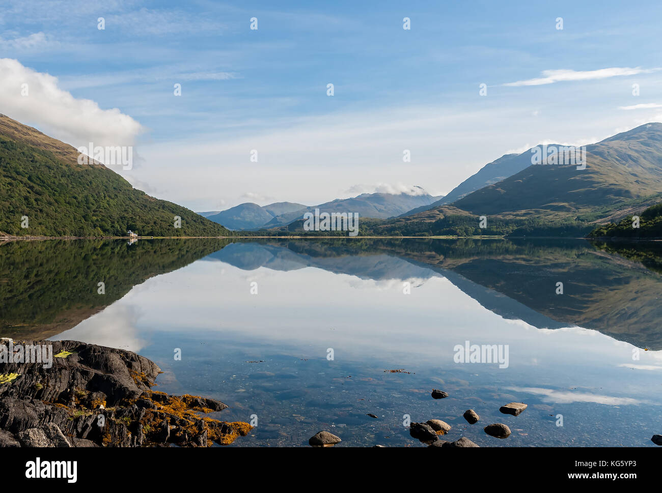 Spiegelungen der Berge im Loch Creran - Schottland, Großbritannien Stockfoto