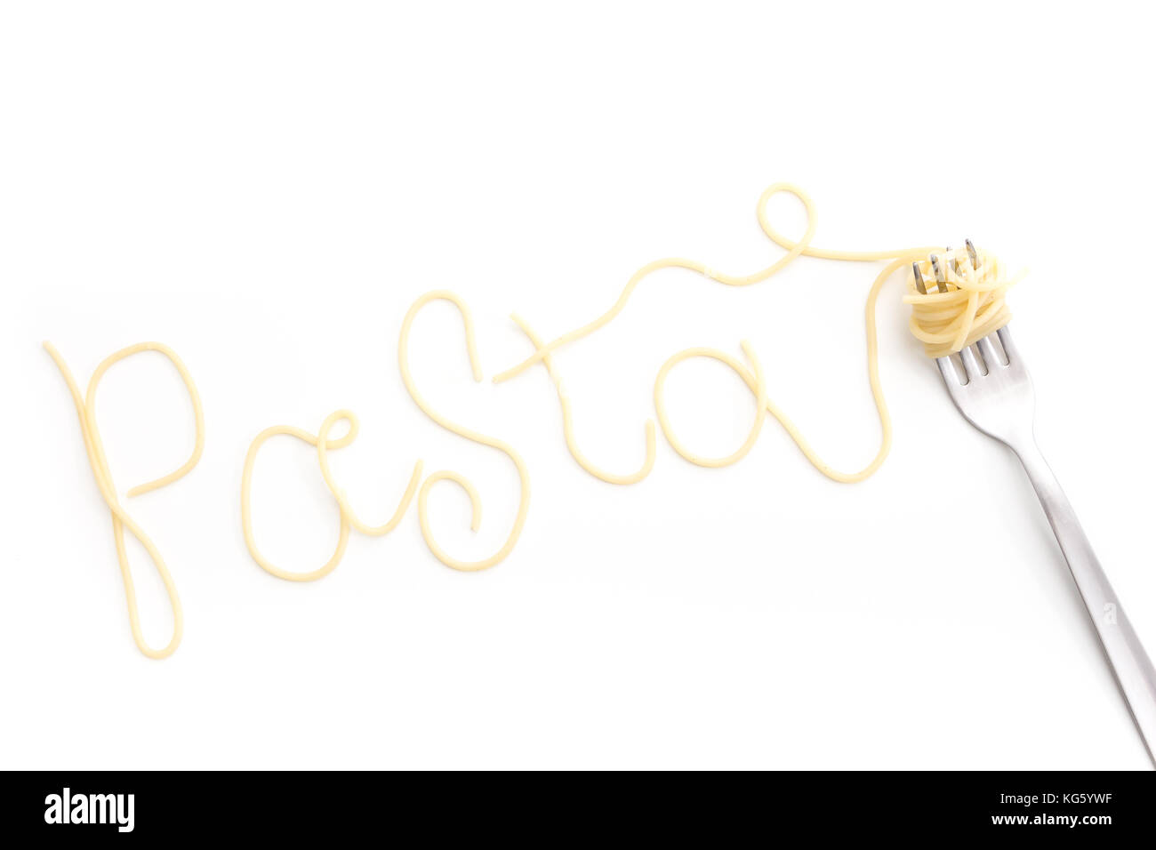 Plain gekochten spaghetti Nudeln auf die Gabel und pasta Text auf weißem Hintergrund. Stockfoto