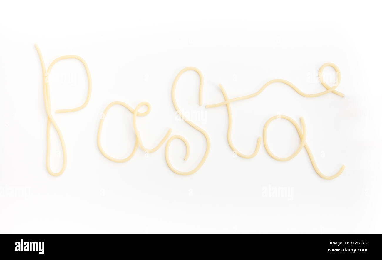 Wort Pasta ist mit einfachen gekochten Spaghetti pasta geschrieben, auf weißem Hintergrund. Stockfoto