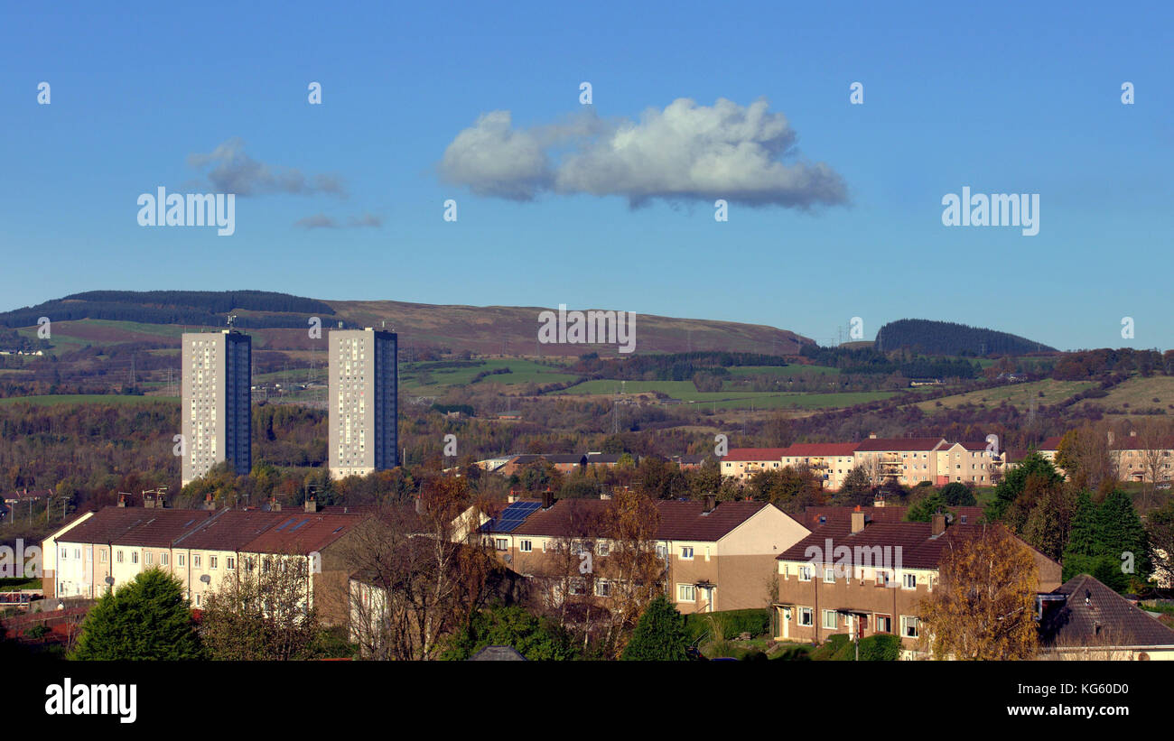 Alte und Neue drumchapel, blauer Himmel und weiße Wolke über öffentliche Behörde Rat twin towers hohe Wohnungen Linkwood Crescent Glasgow, Vereinigtes Königreich Stockfoto