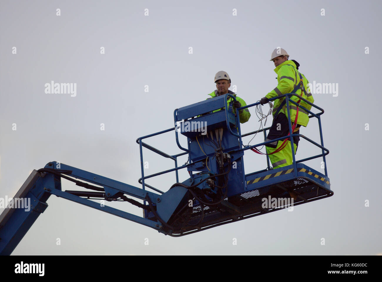 Rat Arbeitnehmer Signal die Ankunft der festlichen Jahreszeit, wie sie t Dekorationen für die Weihnachtsbeleuchtung in den George Square der Stadt vorbereiten. Stockfoto