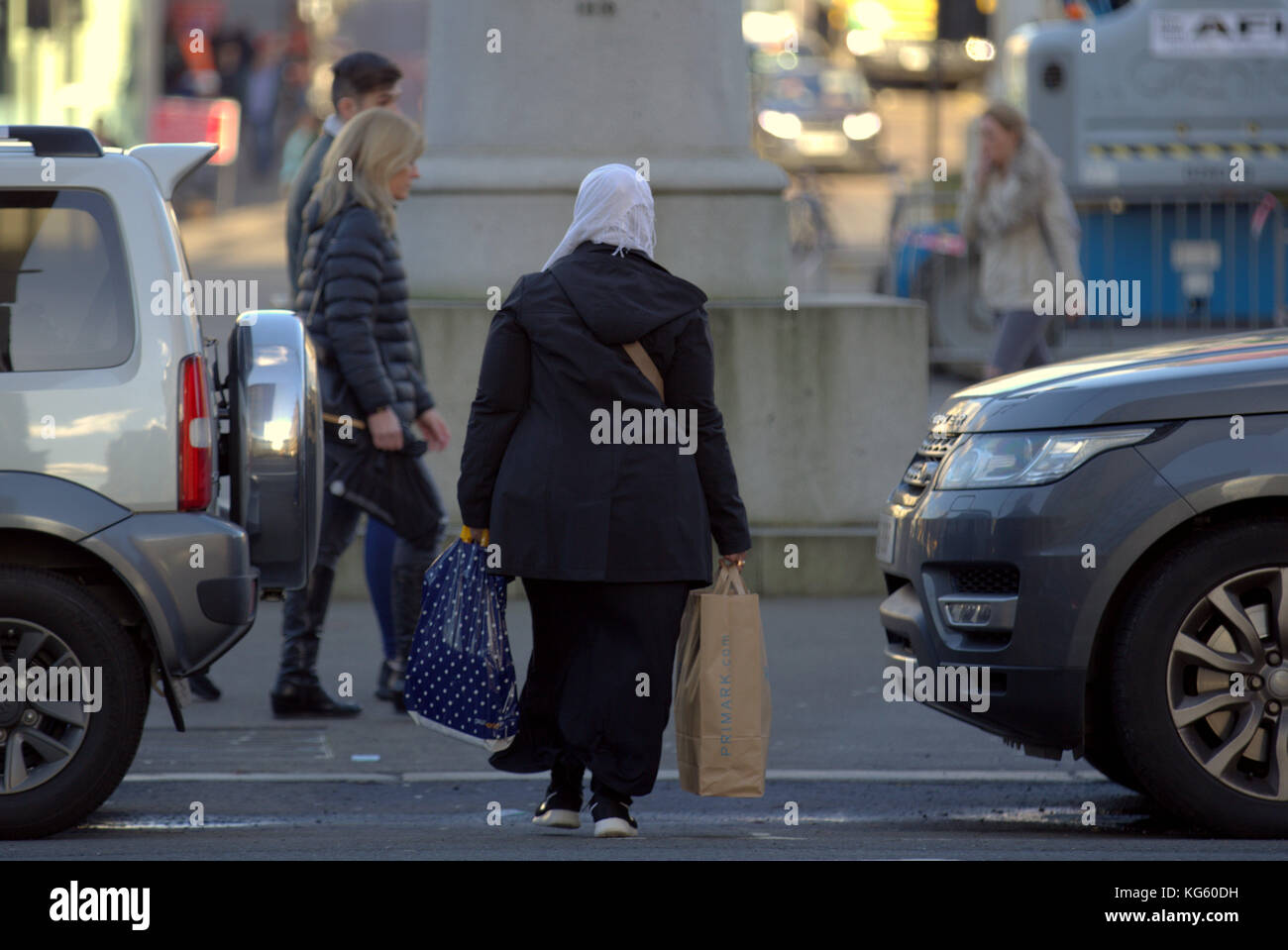 Asiatische Familie Flüchtling gekleidet hijab Schal auf der Straße in der britischen muslimischen moslemischen Stockfoto