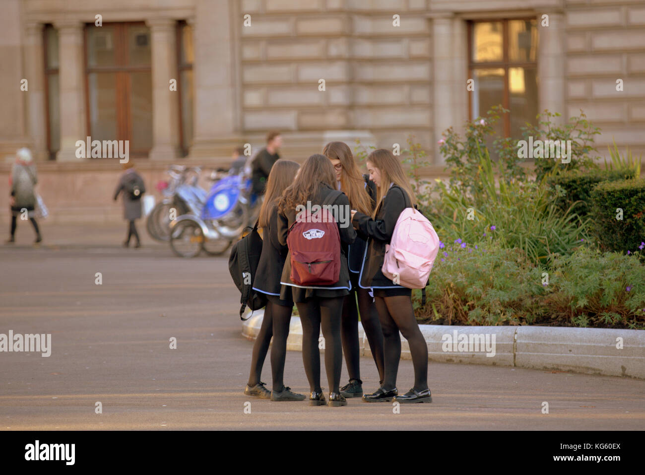 Schülerinnen jungen Mädchen Frauen in Uniform auf dem George Square Glasgow Stockfoto