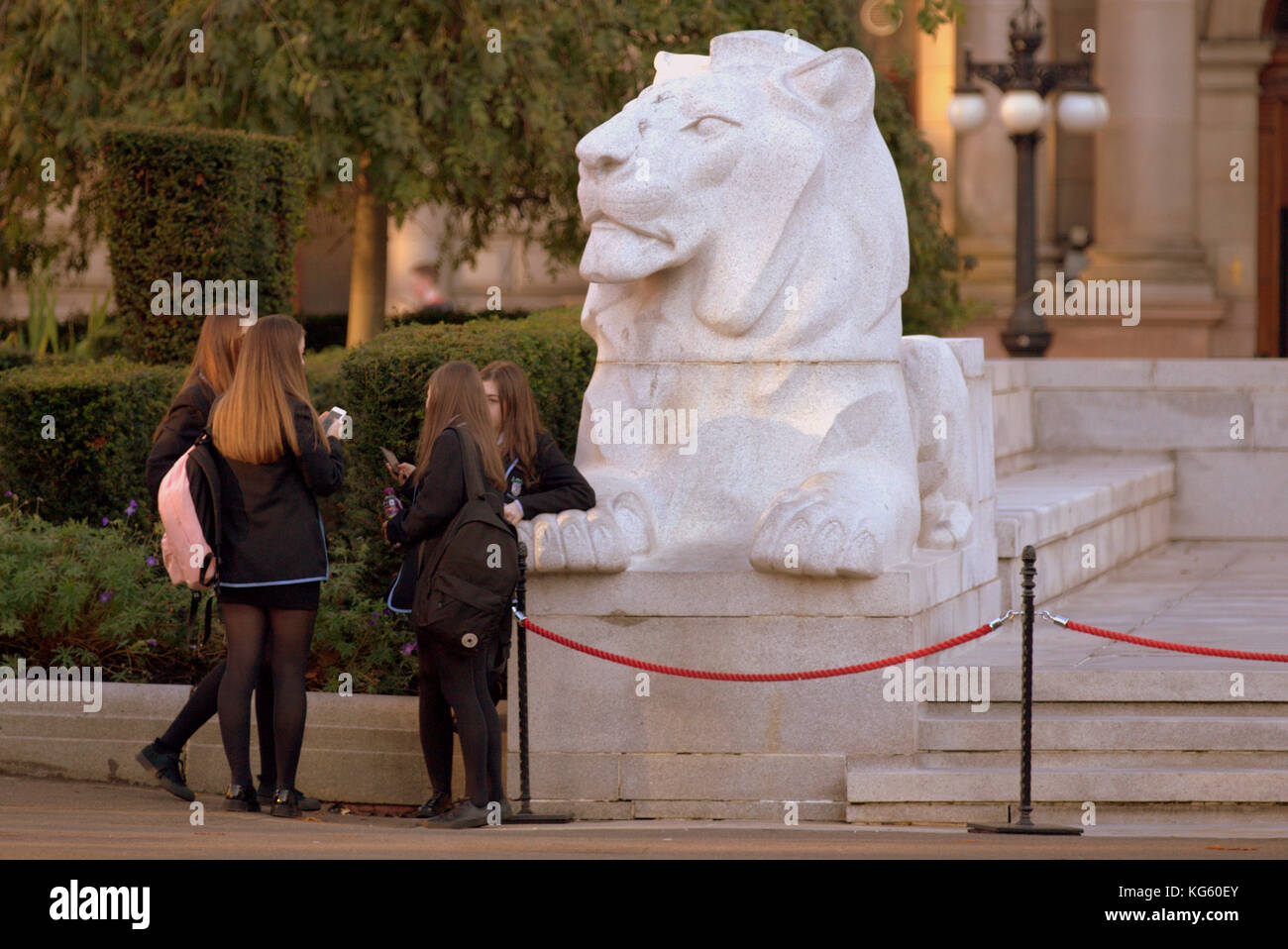 Schülerinnen jungen Mädchen Frauen in Uniform der Löwe auf dem ehrenmal am George Square in Glasgow Stockfoto