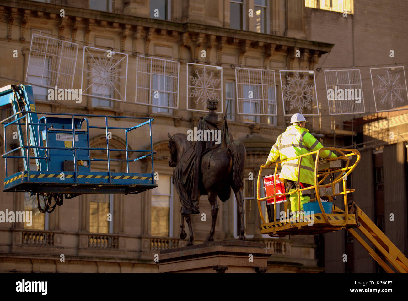 Die Mitarbeiter des Stadtrates signalisieren die Ankunft der Festtage, während sie die Dekoration für die weihnachtsbeleuchtung auf dem George Square vorbereiten. Stockfoto