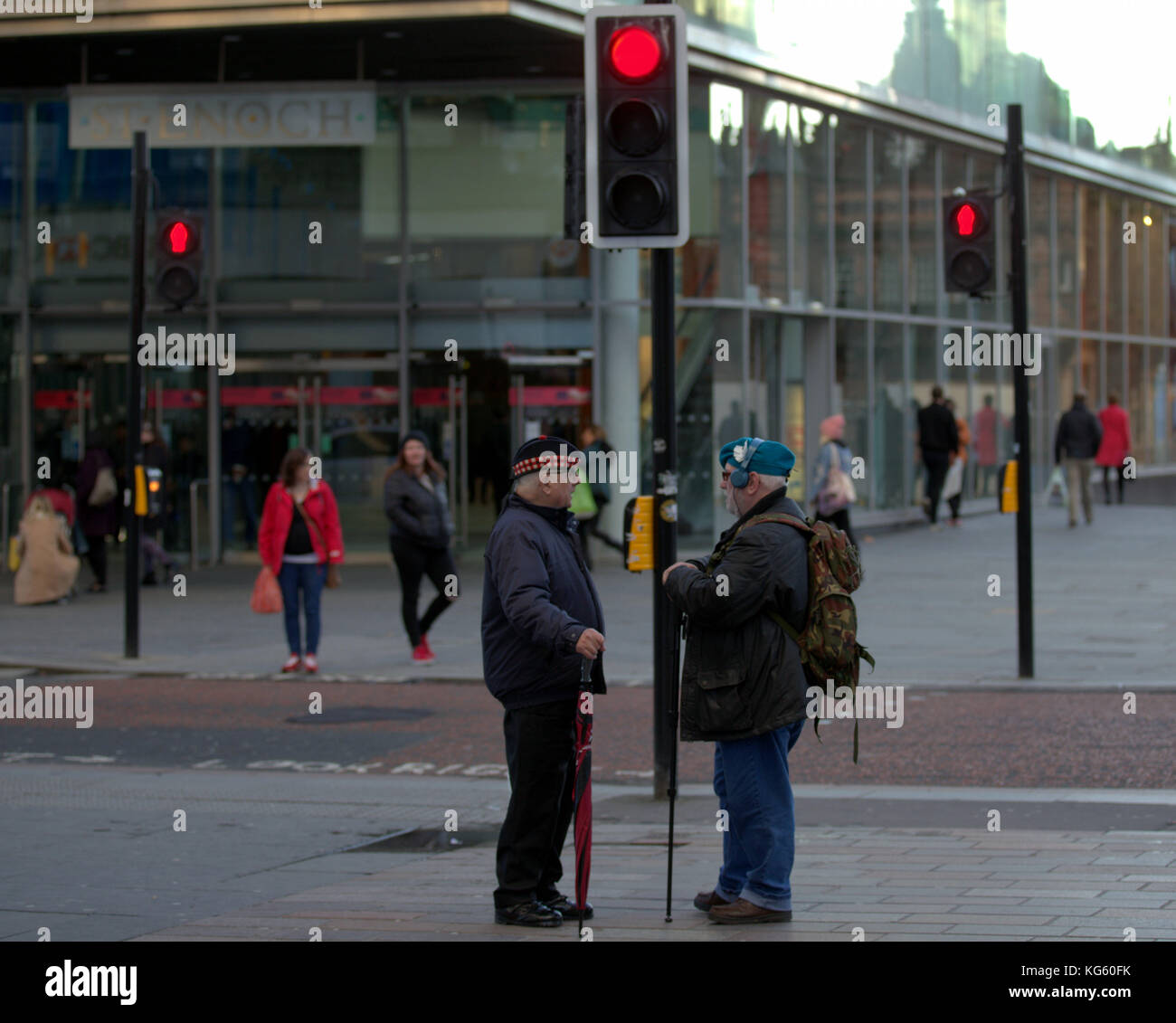 Alte Soldaten auf der Straße sprechen, der an der roten Ampel anhalten gekleidet Military Style Stockfoto