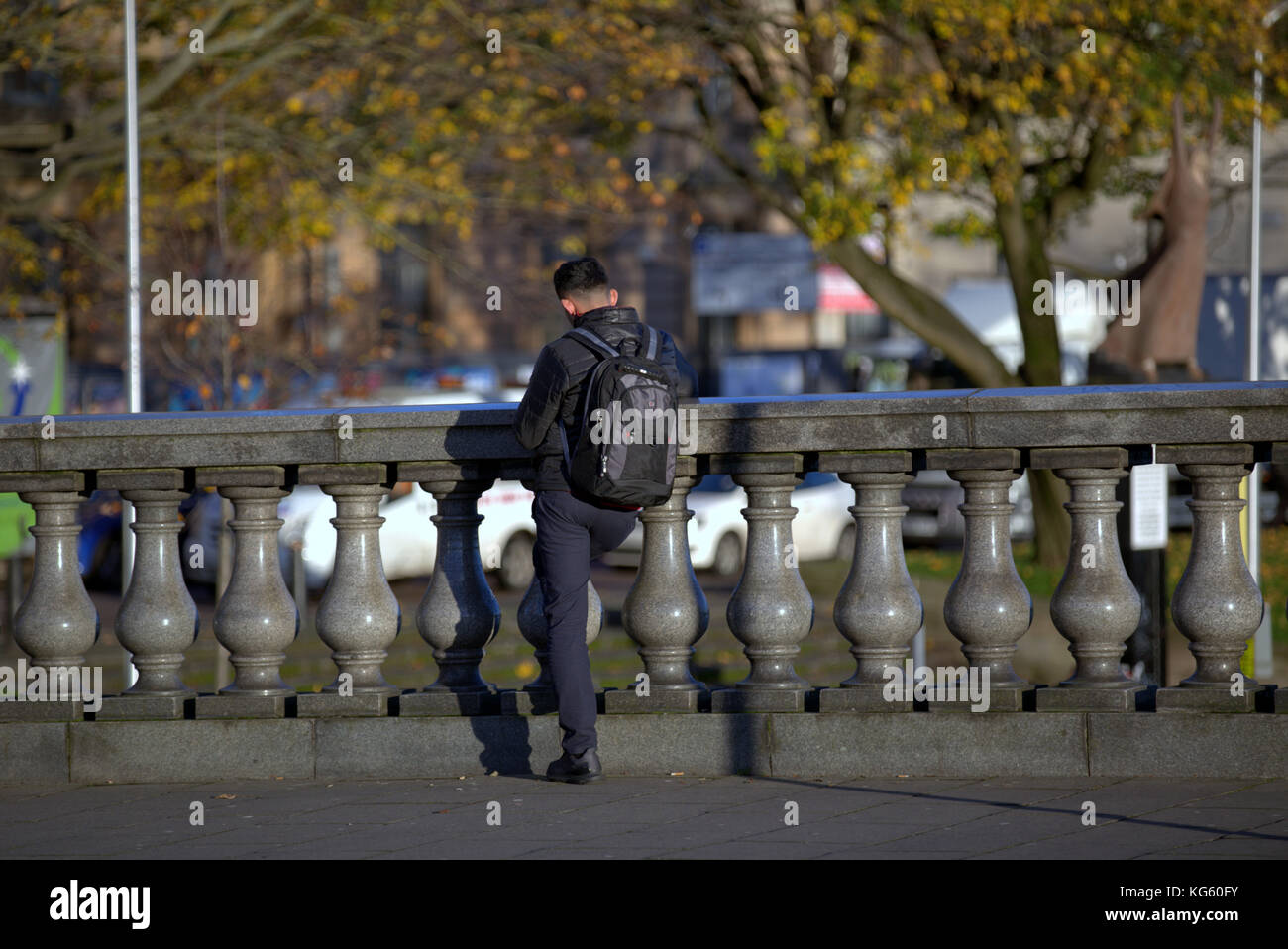 Junge Mann Junge auf King George V Brücke, Glasgow, Vereinigtes Königreich Selbstmord jumper Ort Innenstadt aus gesehen hinter Stockfoto