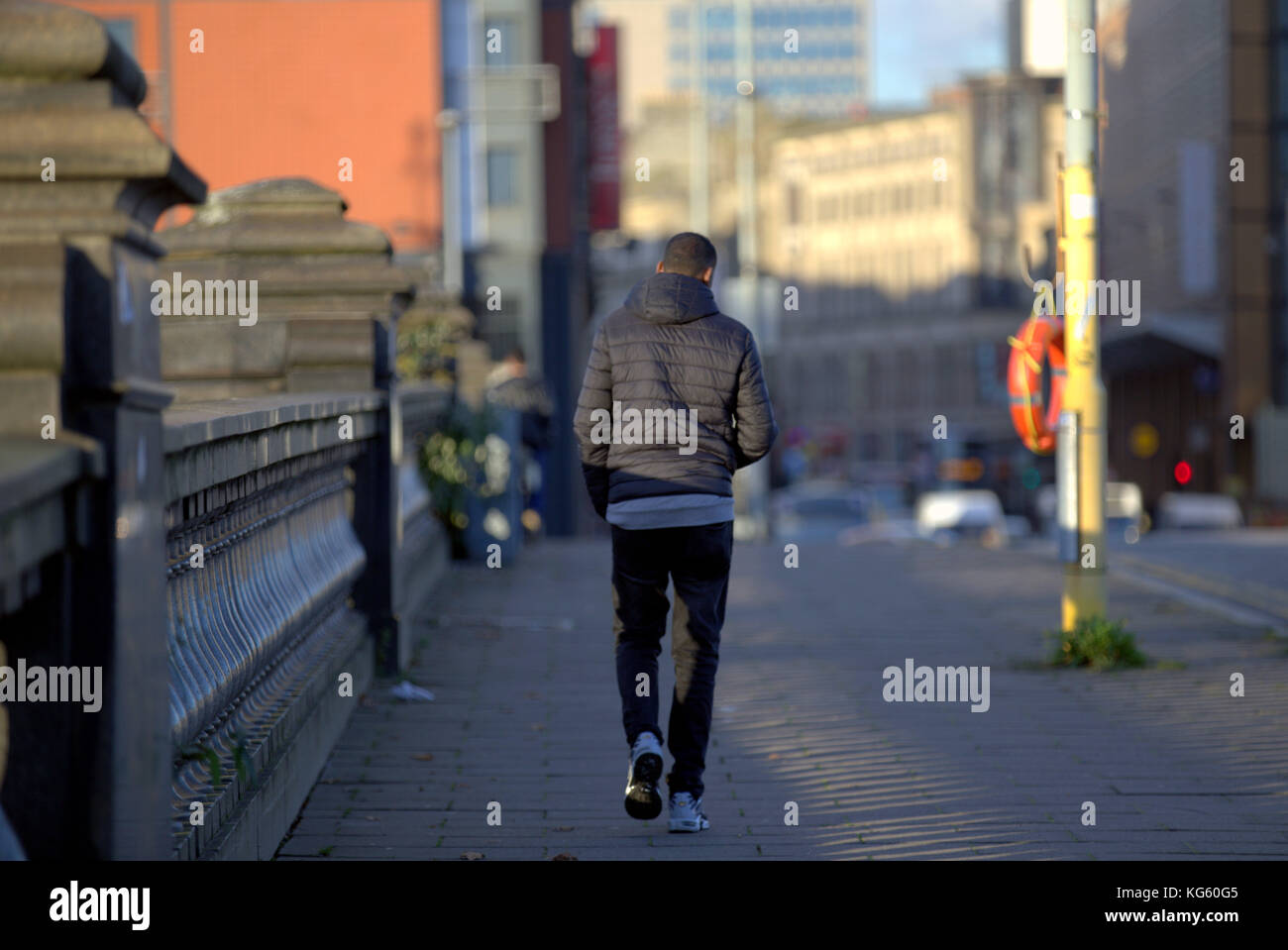 Schwarzer Mann zu Fuß auf der Straße Brücke aus gesehen hinter Stockfoto