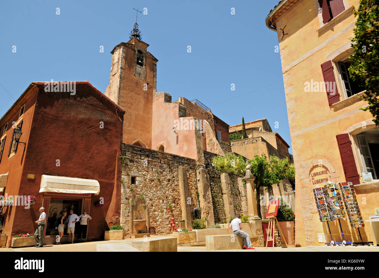 Rathausplatz mit dem Glockenturm in Roussillon, Luberon, Provence, Frankreich Stockfoto