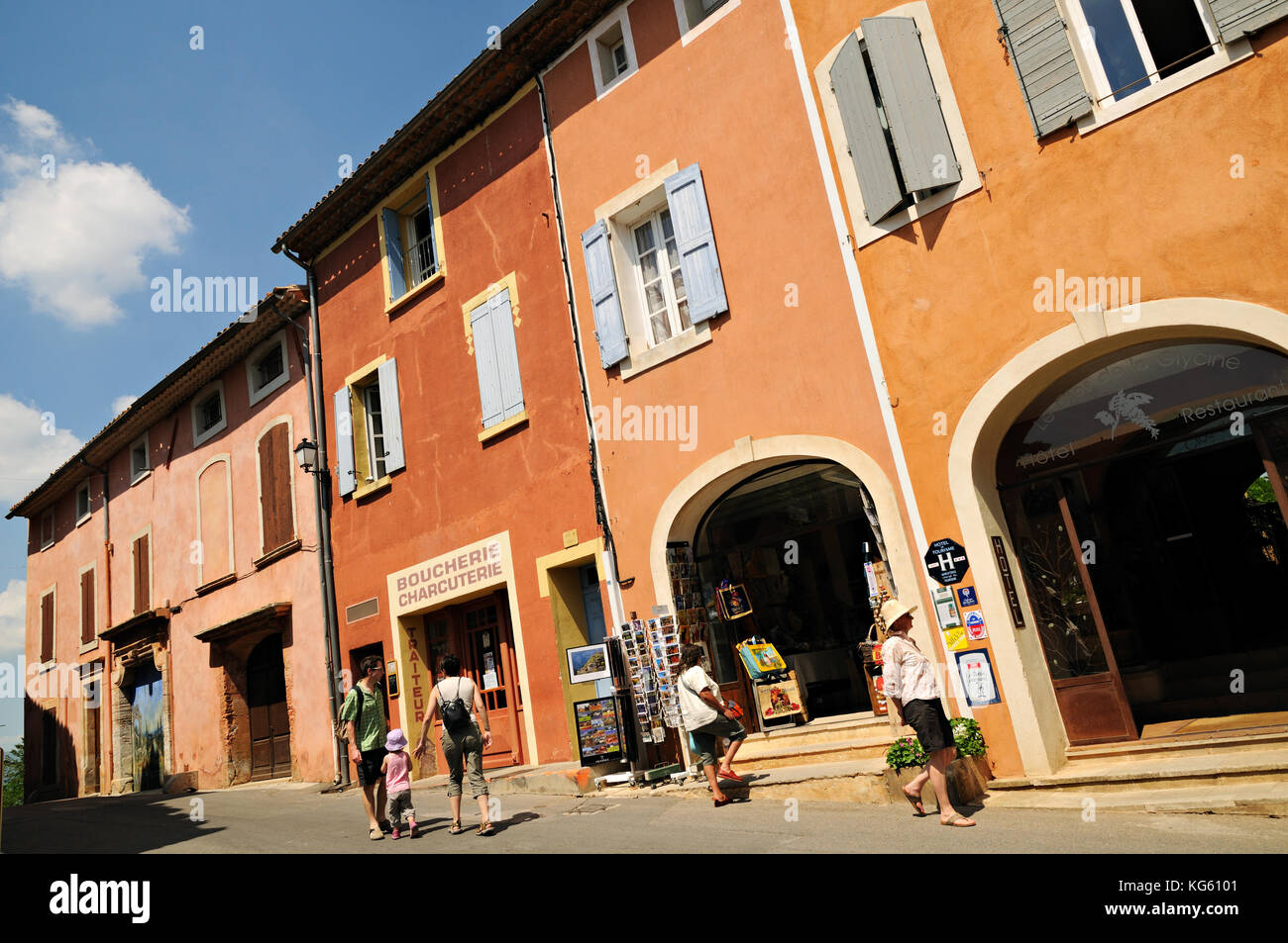 Metzgerei und Geschäfte im Dorf Roussillon, Provence, Frankreich Stockfoto