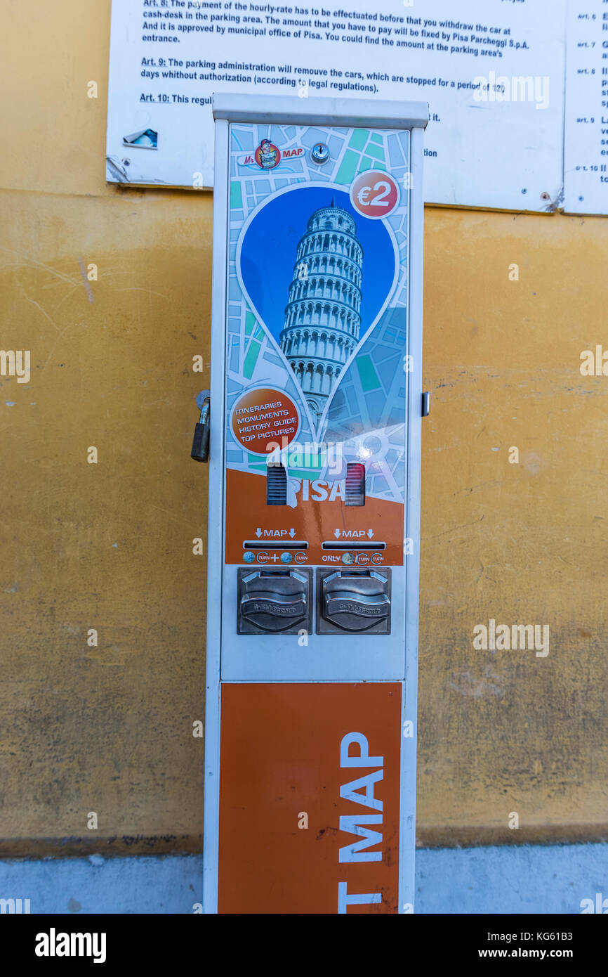 Self Service Stadtplan Dispenser gelegen auf einem Parkplatz in der Nähe des Schiefen Turm, Pisa, Italien. Stockfoto