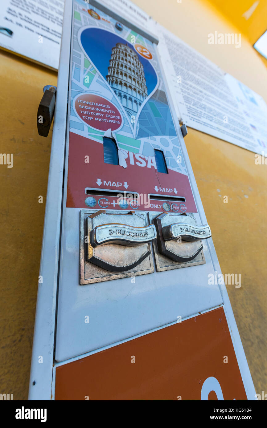 Self Service Stadtplan Dispenser gelegen auf einem Parkplatz in der Nähe des Schiefen Turm, Pisa, Italien. Stockfoto