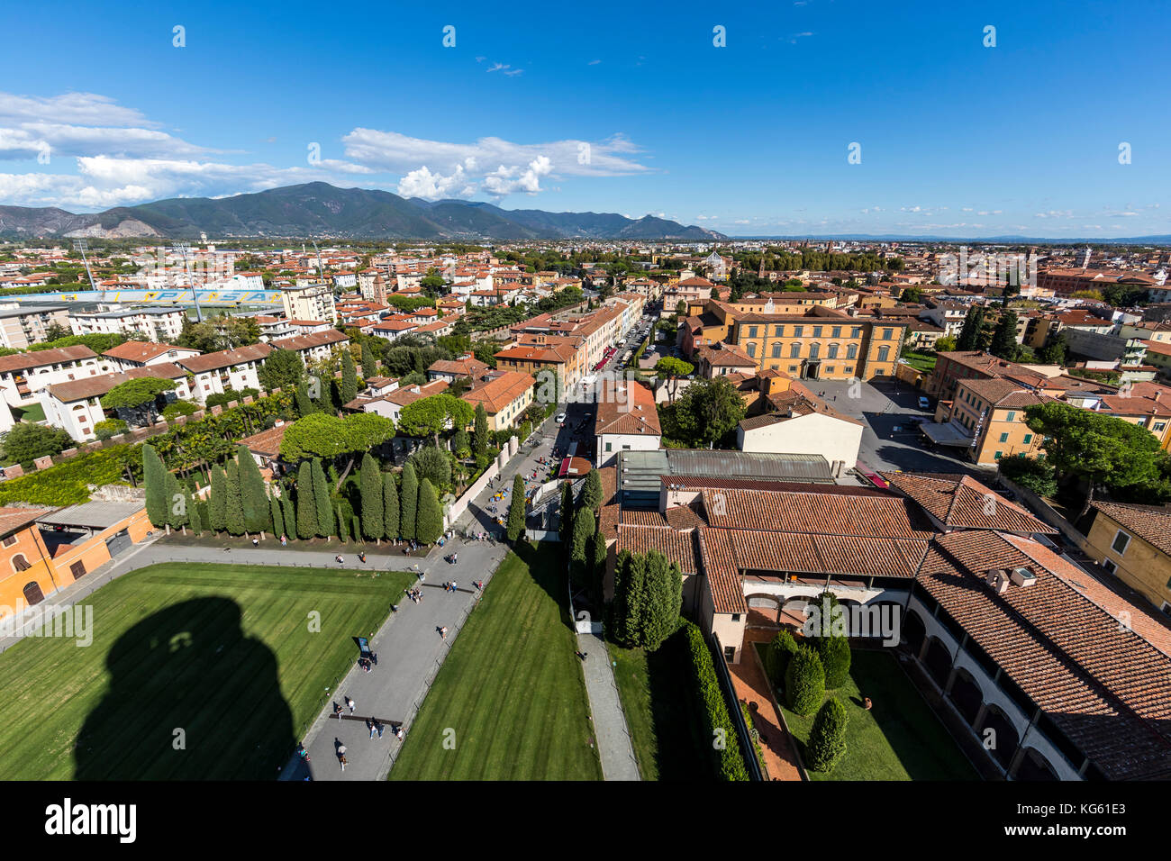 Blick vom Schiefen Turm von Pisa, Piazza dei Miracoli, Pisa, Italien. Stockfoto