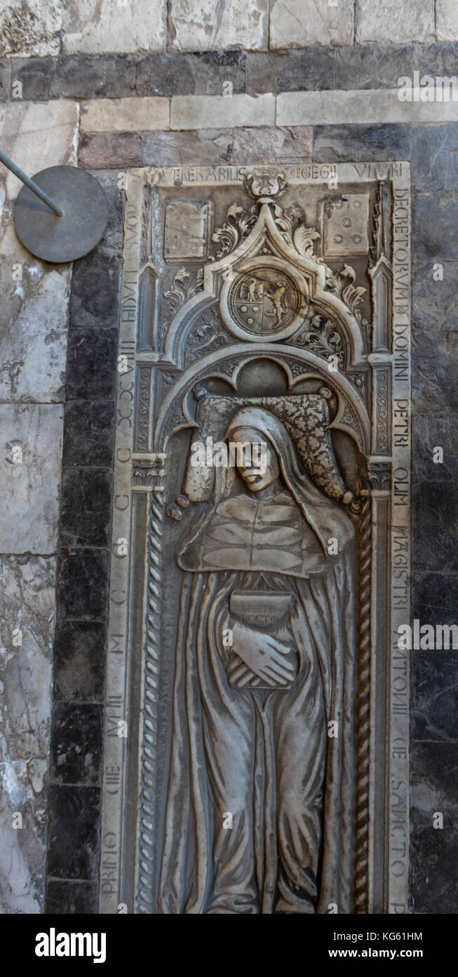 Campo Santa, elegante Friedhof für die berühmten Pisaner um eine Klausur Viereck mit restaurierten 1300s Fresken. Pisa, Italien. Stockfoto