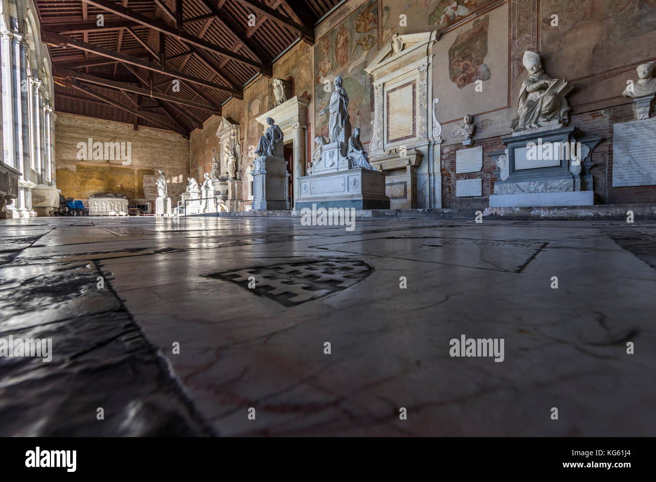 Campo Santa, elegante Friedhof für die berühmten Pisaner um eine Klausur Viereck mit restaurierten 1300s Fresken. Pisa, Italien. Stockfoto