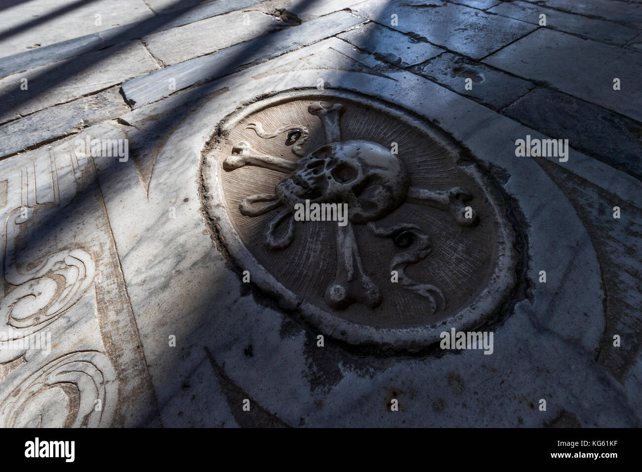 Campo Santa, elegante Friedhof für die berühmten Pisaner um eine Klausur Viereck mit restaurierten 1300s Fresken. Pisa, Italien. Stockfoto