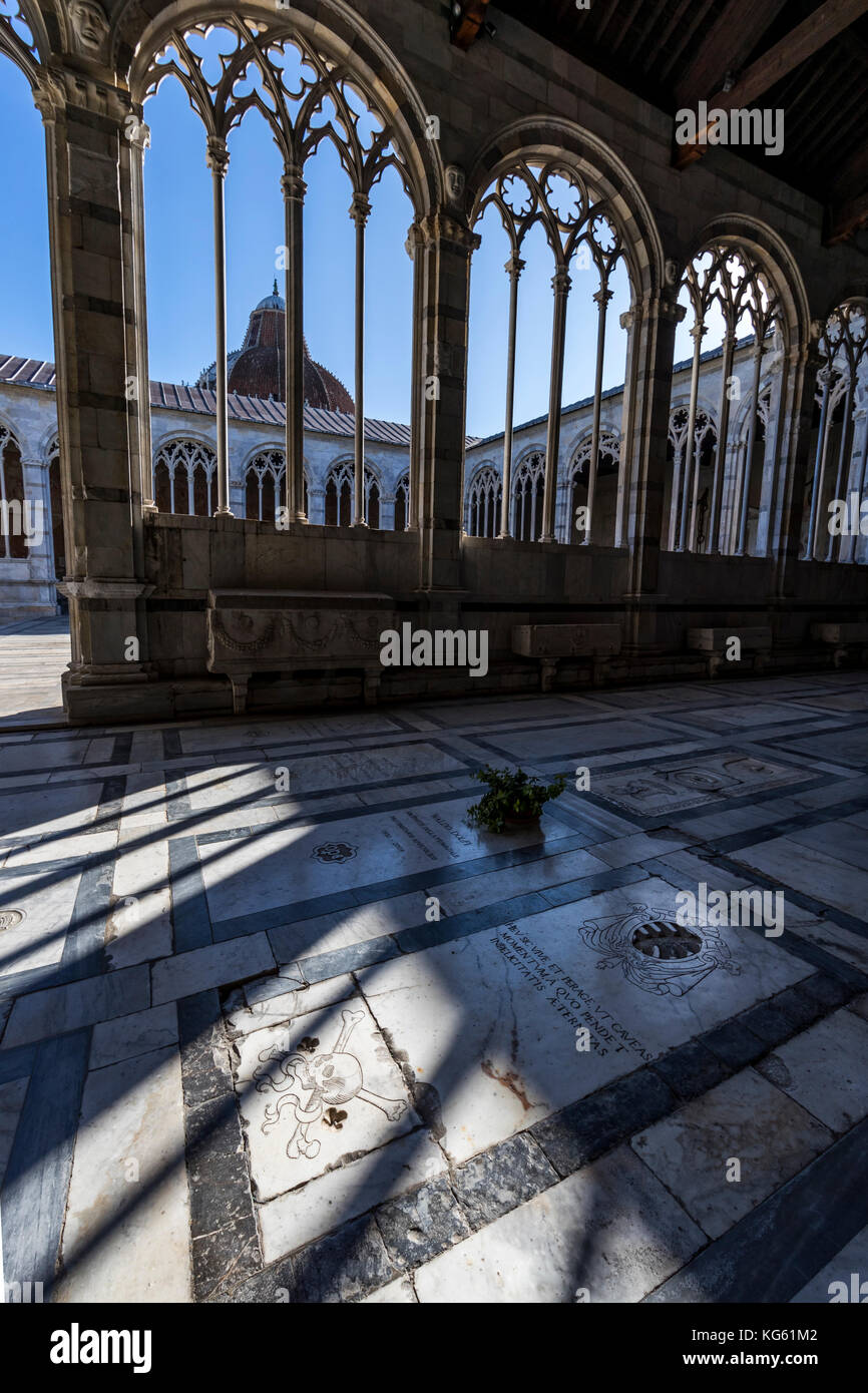 Campo Santa, elegante Friedhof für die berühmten Pisaner um eine Klausur Viereck mit restaurierten 1300s Fresken. Pisa, Italien. Stockfoto