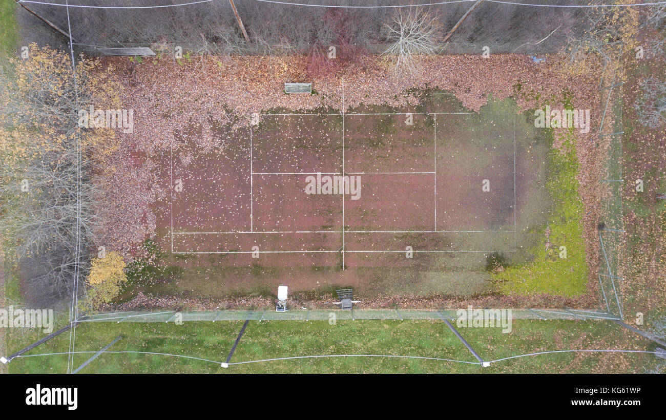 Luftaufnahme der abgebrochenen Tennisplatz im Freien. Stockfoto