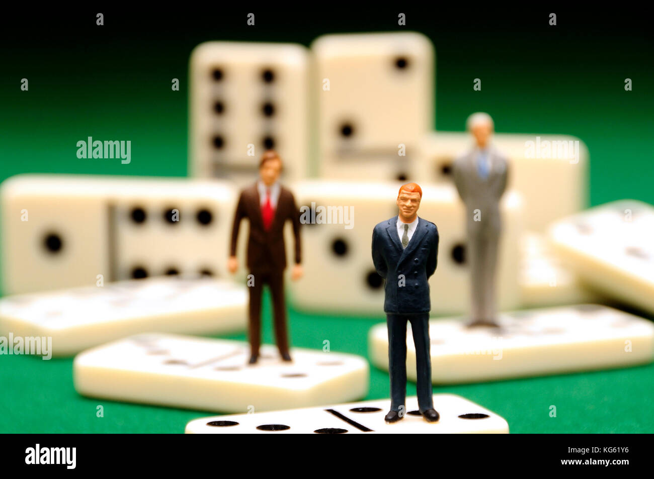 Minifigürchen und Dominosteine, Business Management Konzept Stockfoto