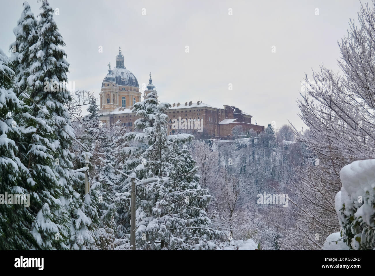Schneebedeckte Landschaft mit Blick auf die Basilika Superga in Piemont, Italien Stockfoto