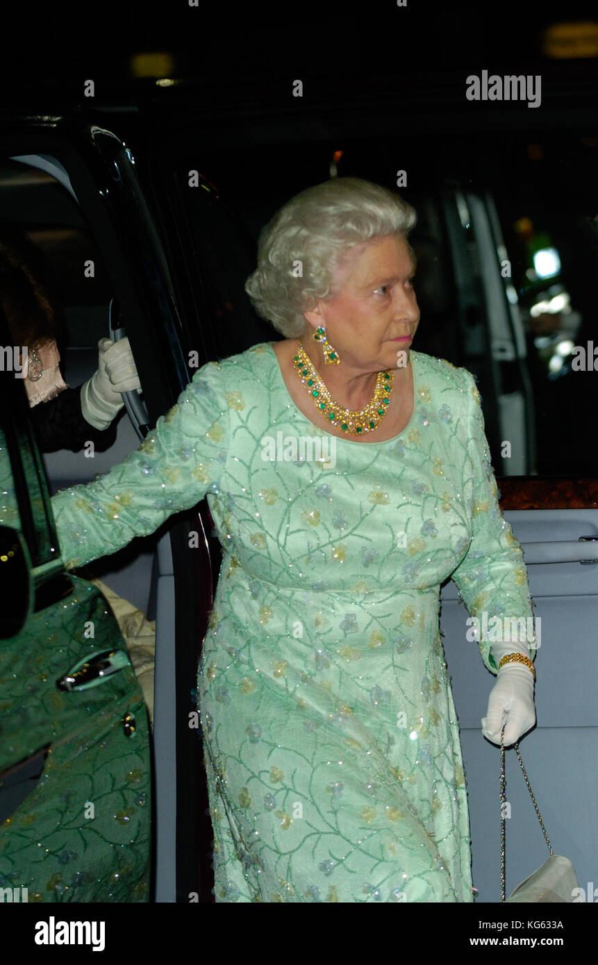 Her Majesty The Queen nimmt an einer Londoner Filmpremiere Teil England UK 2004 Stockfoto