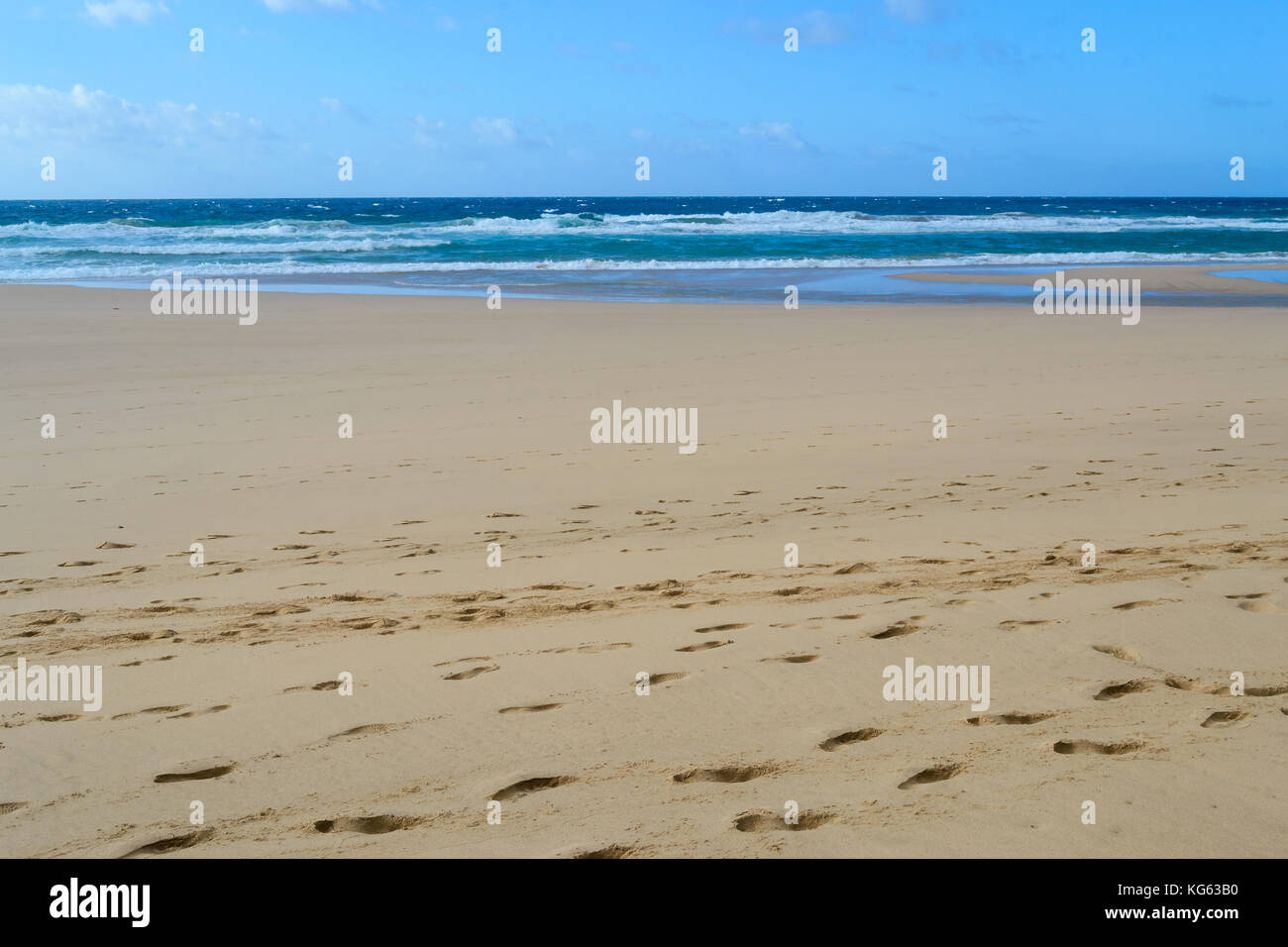 Magischer Strand von Cofete, riesige Weite aus weißem Sand und kristallinem Meer, mit Meereswellen, Fuerteventura, Kanarische Inseln, Spanien Stockfoto