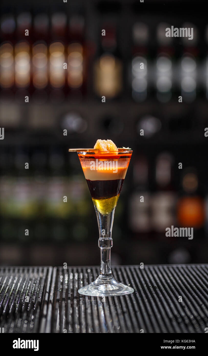 2-in-1-cocktail serviert auf der Theke Stockfoto