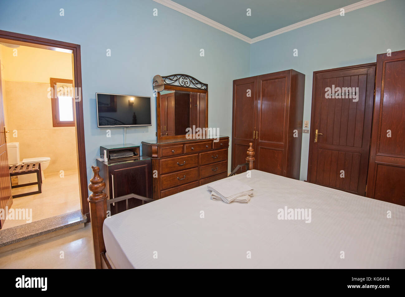 Interior Design Einrichtung Einrichtung von Luxus zeigen home Double en-suite Schlafzimmer mit Möbeln Stockfoto